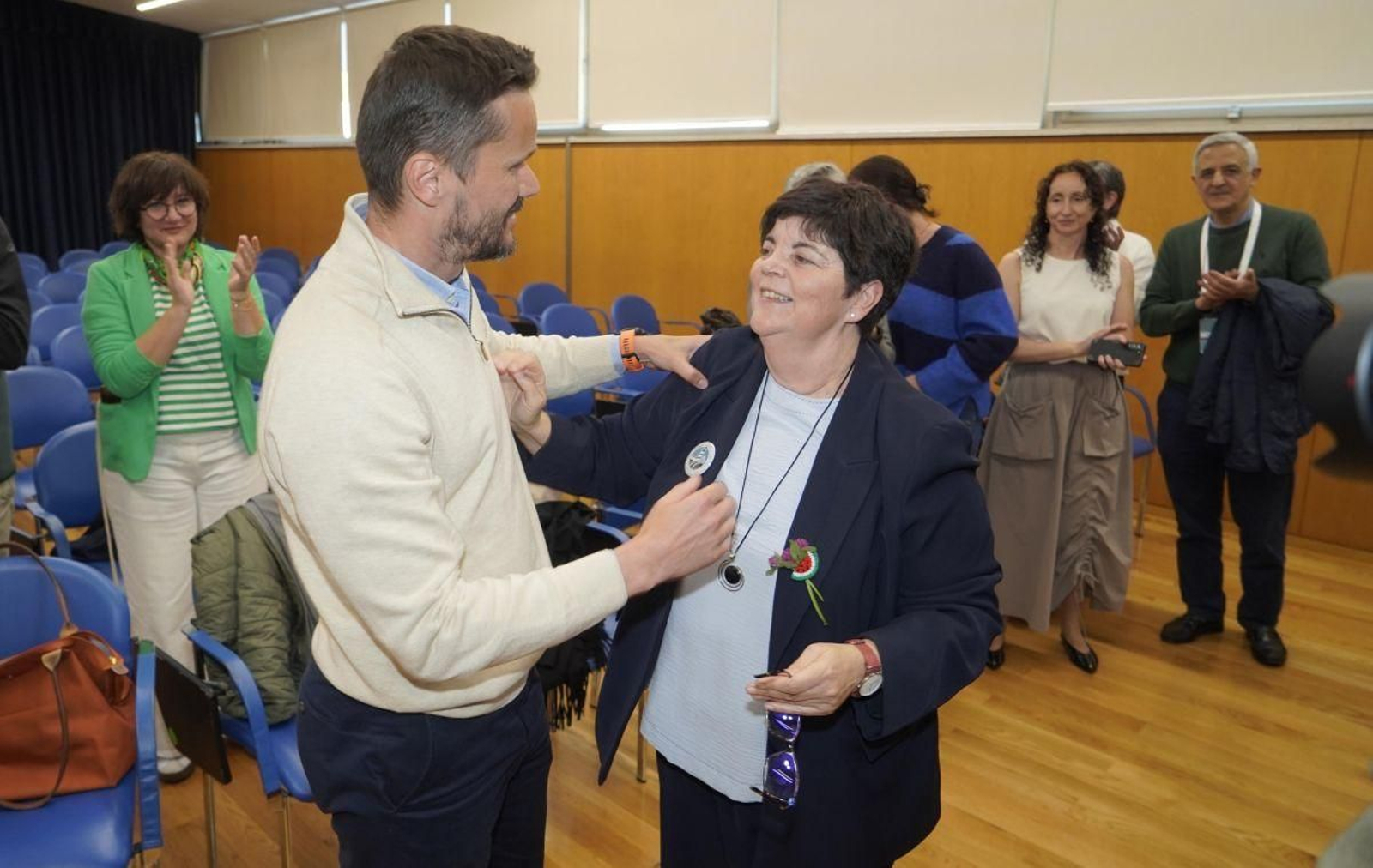Jacobo Porteiro felicitando a Carmen García Mateo tras saber que había ganado la primera vuelta.