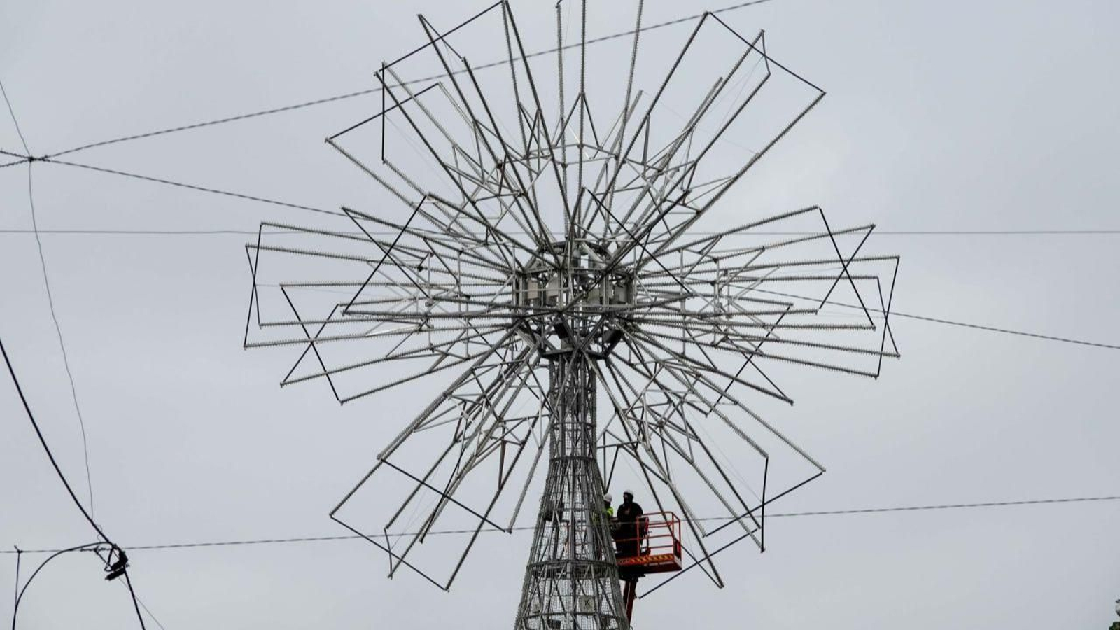 Operarios, durante el montaje del árbol de Navidad de Vigo.