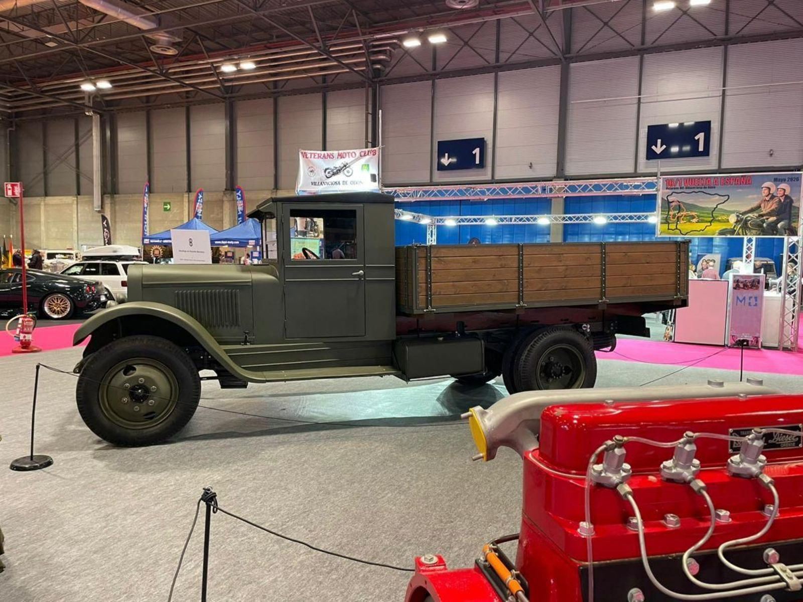 El camión ruso ZIS-5, restaurado, en el salón Retromóvil.