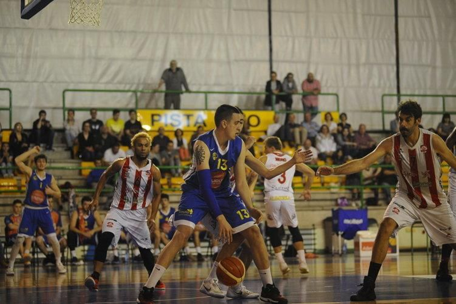 Xabi Arriaga postea ante la defensa de varios jugadores del Gijón Baloncesto.