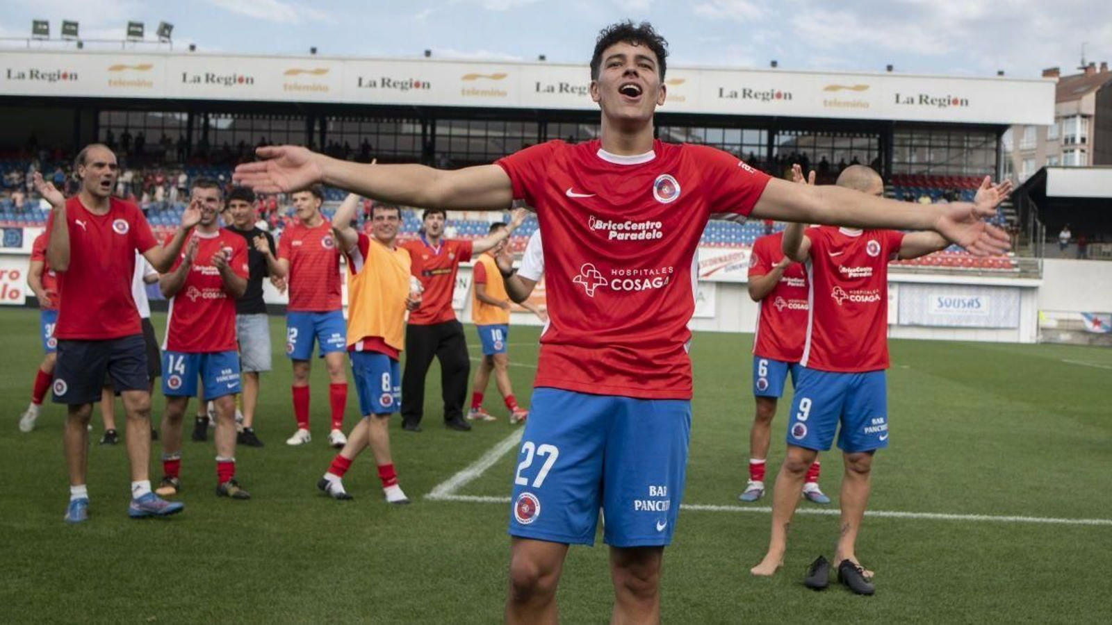 Roi Currás, centrocampista de la UD Ourense, celebra la victoria ante el Conquense.