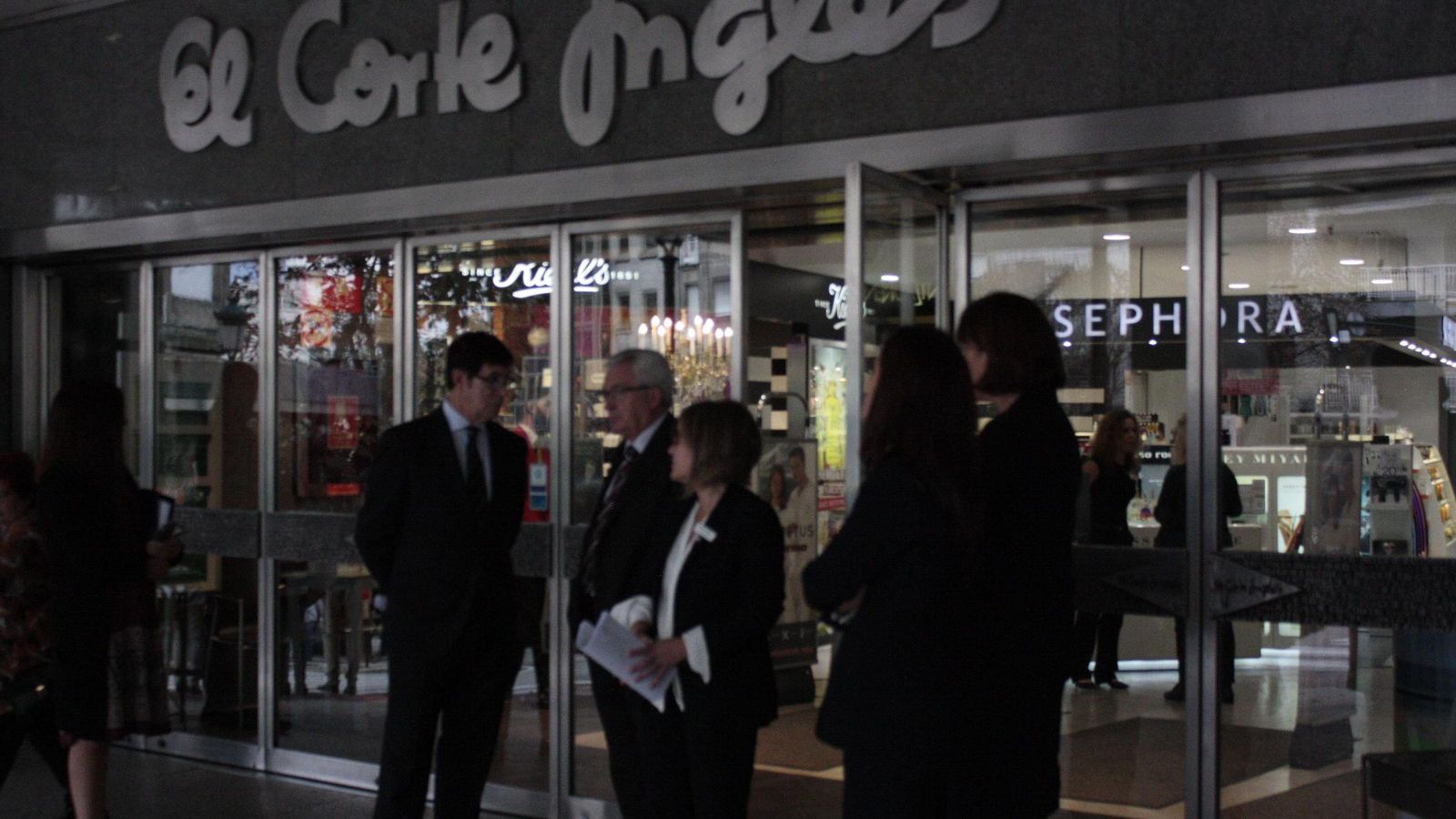 puerta del centro para se solidarizarse con las víctimas.