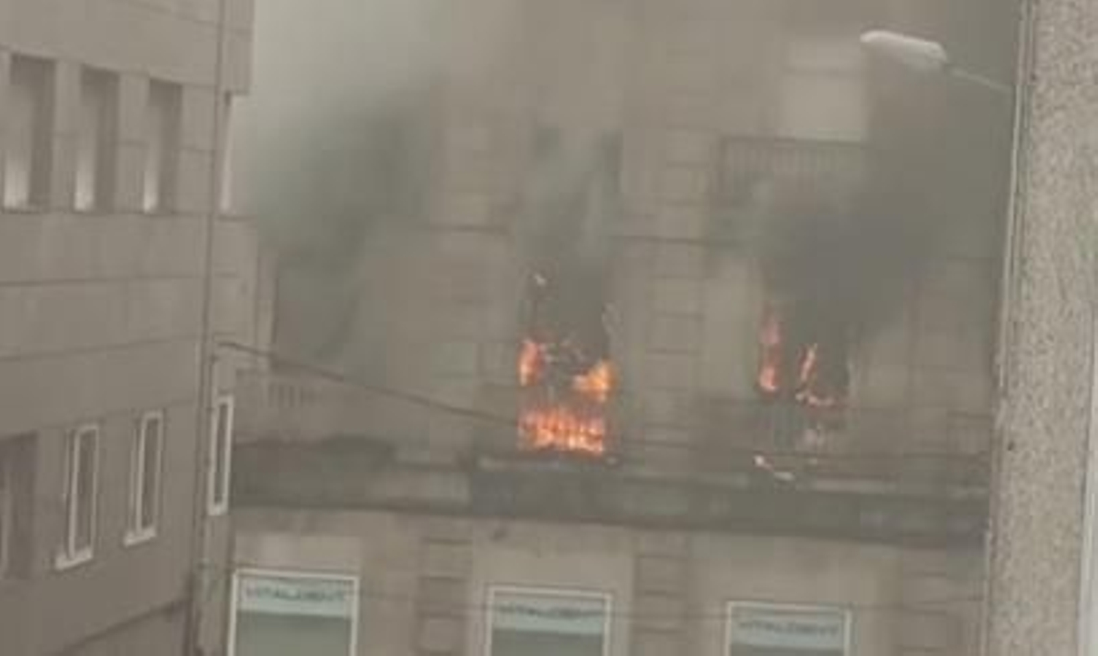 Galería | Así fue el voraz fuego que calcinó un edificio en A Ponte, en imágenes