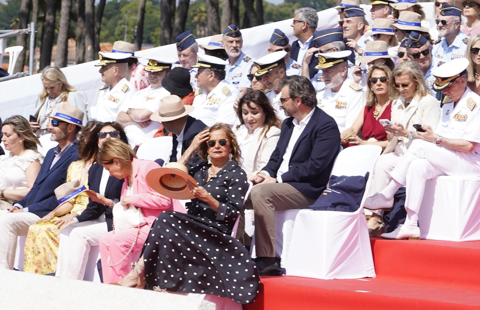 Galería | Felipe VI participa en la revista naval y presencia la exhibición de militares en Samil