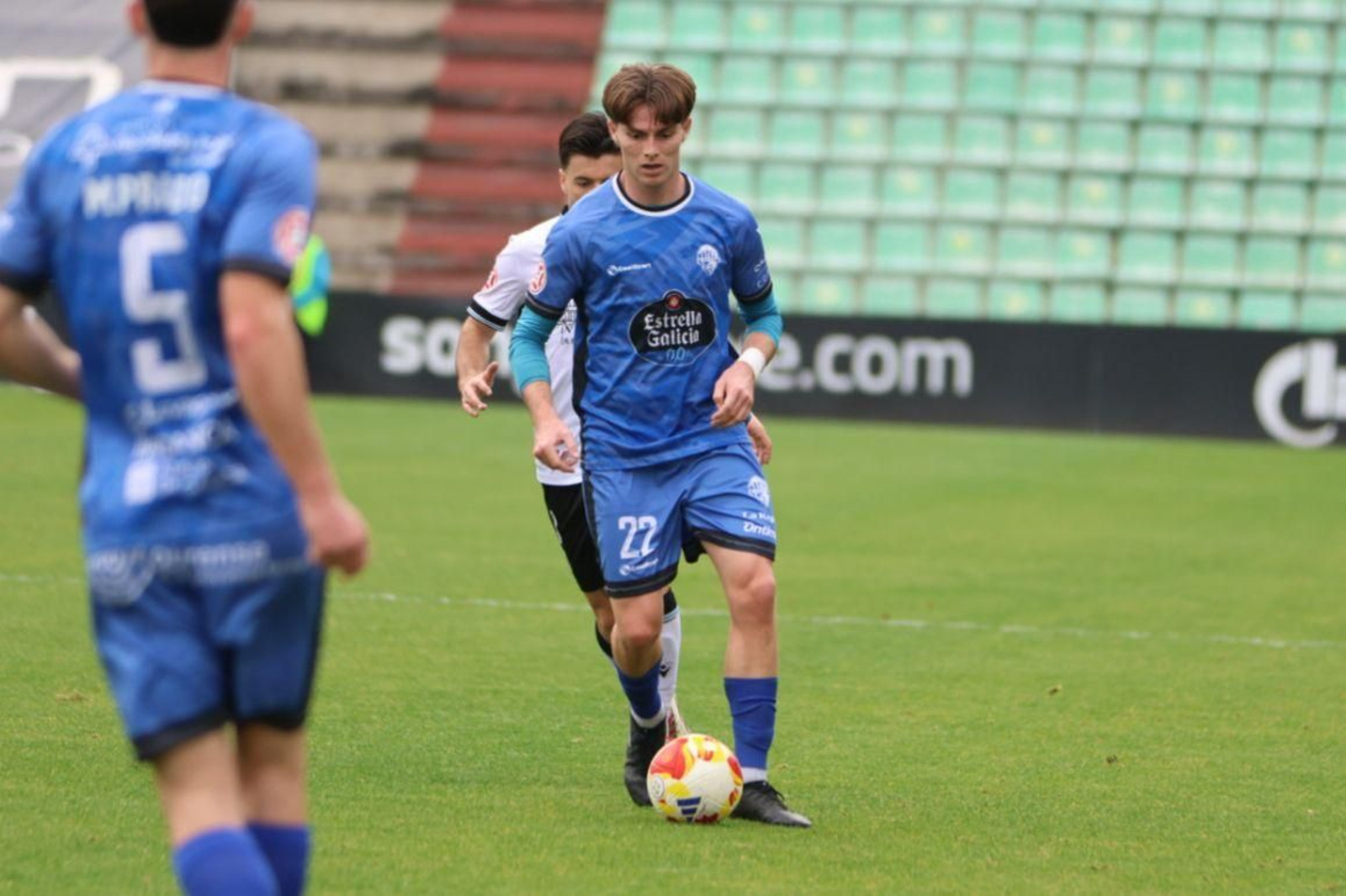 El jugador azulón Yuste conduce el balón durante el encuentro disputado en Mérida.