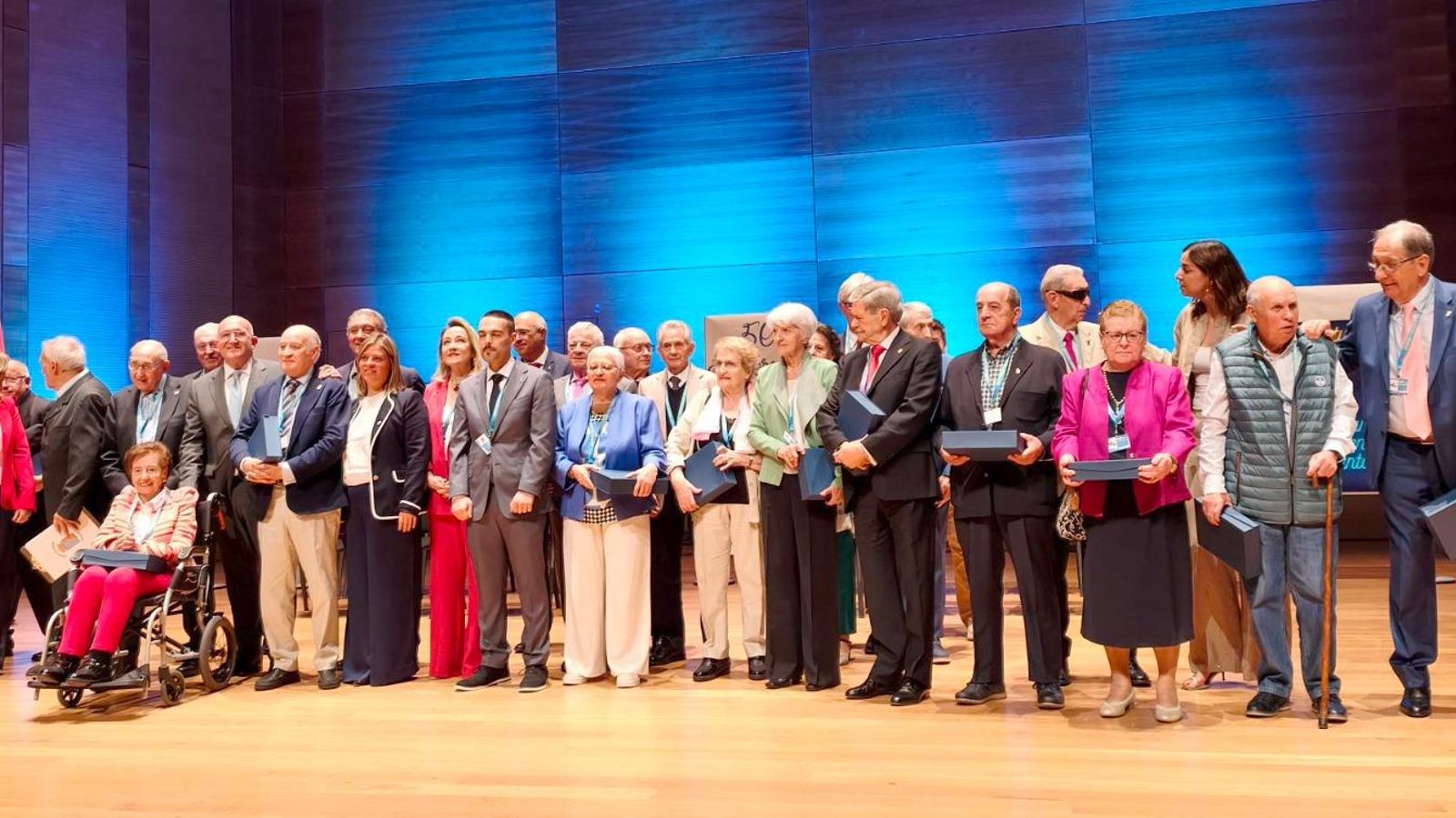 La vicepresidencia y otras autoridades con los 19 socios y socias homenajeados en el 50 aniveresario del Centro Asturiano de Valladolid.