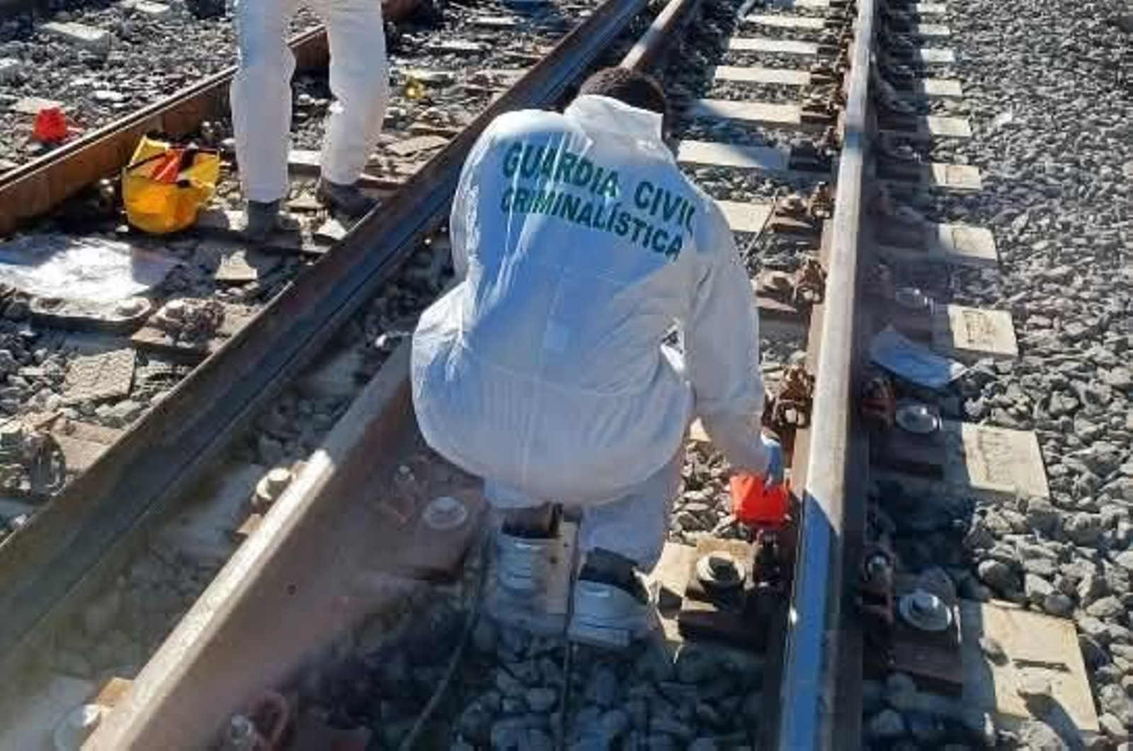 Guardia Civil investigando el estado de las vías en las que se registró el descarrilamiento y colisión de los dos trenes.