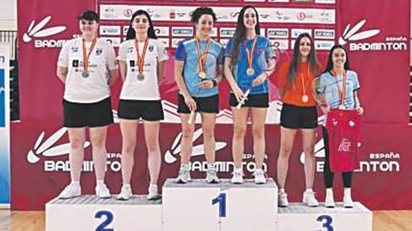 Laura Valverde y Sara Ezquerro (izquierda), en el segundo escalón del podio nacional.