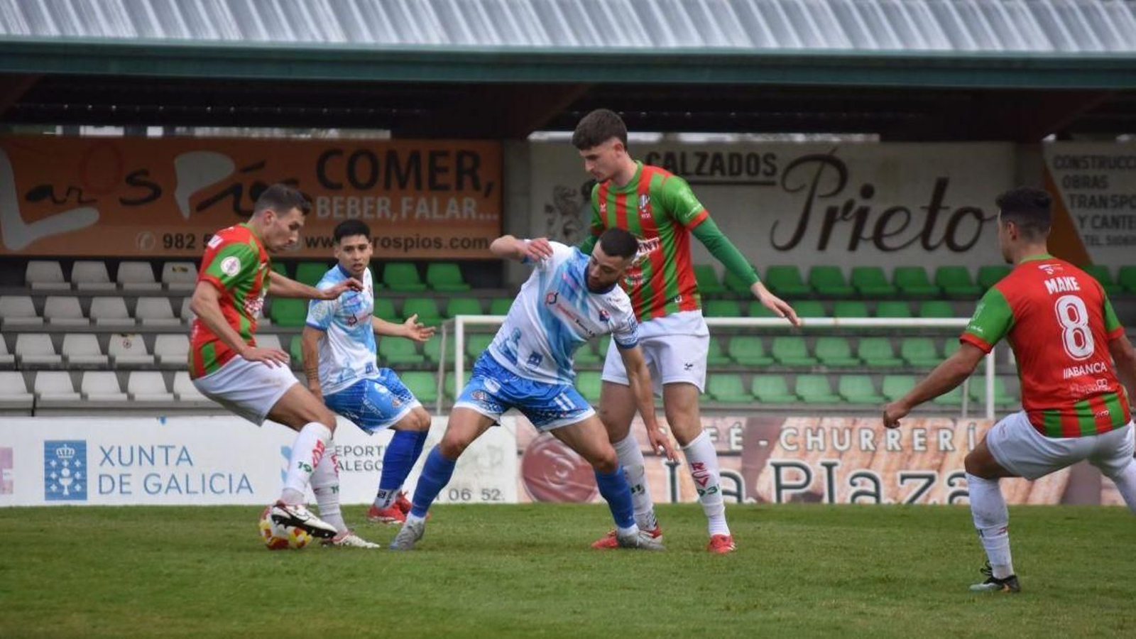 El barquense Diego Santín, autor del único tanto del partido, rodeado de rivales, en A Magdalena.