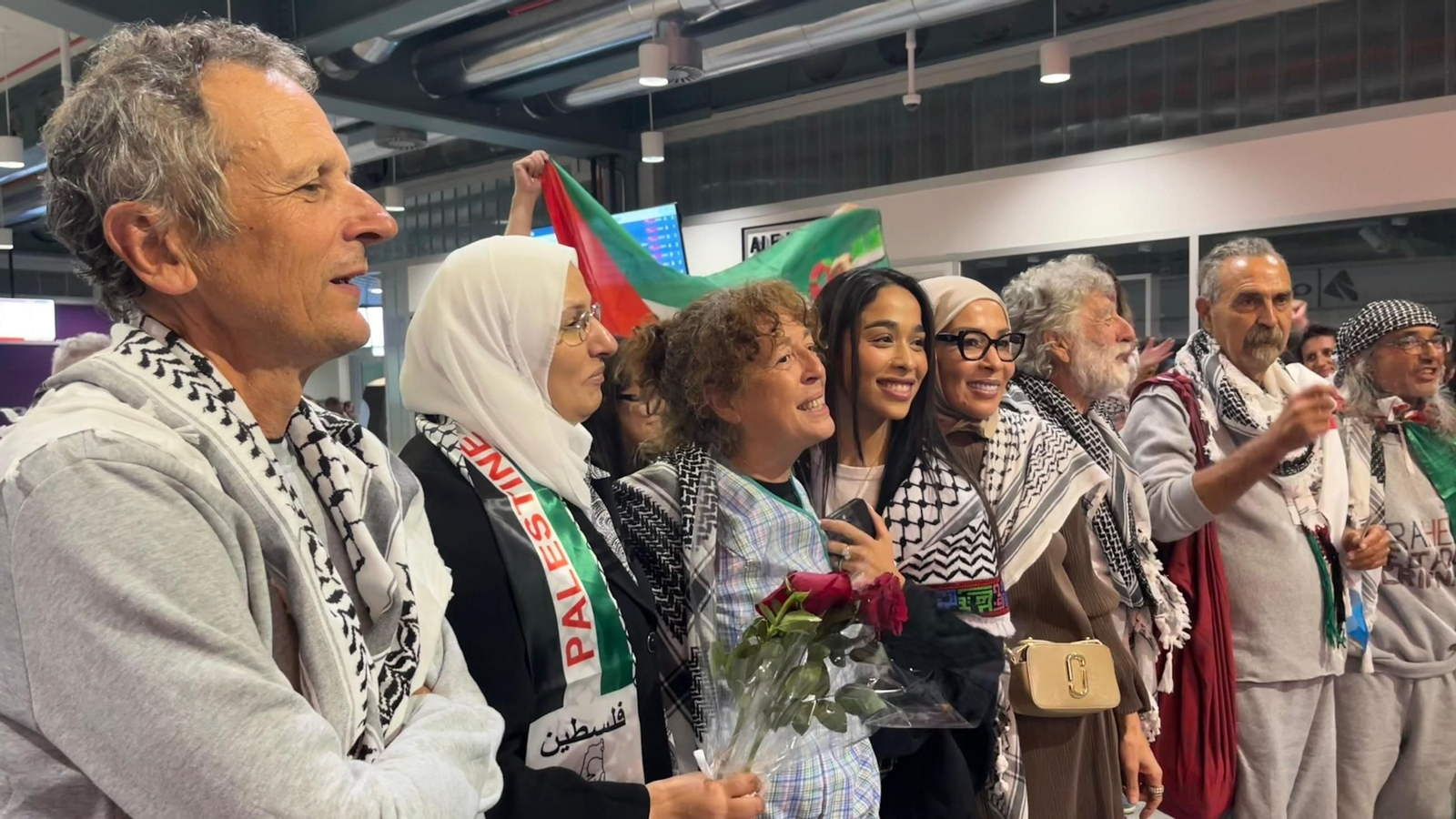 La delegación gallega llega a la estación de tren de Santiago de Compostela.
