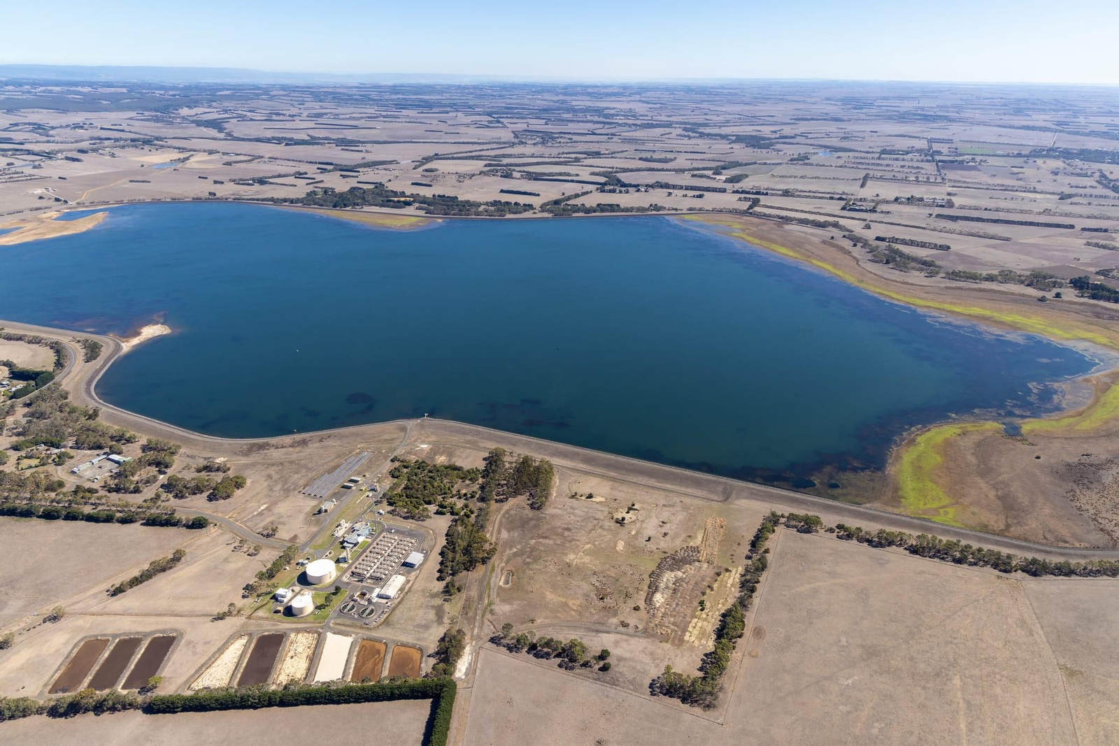 Vista aérea de un embalse en Australia