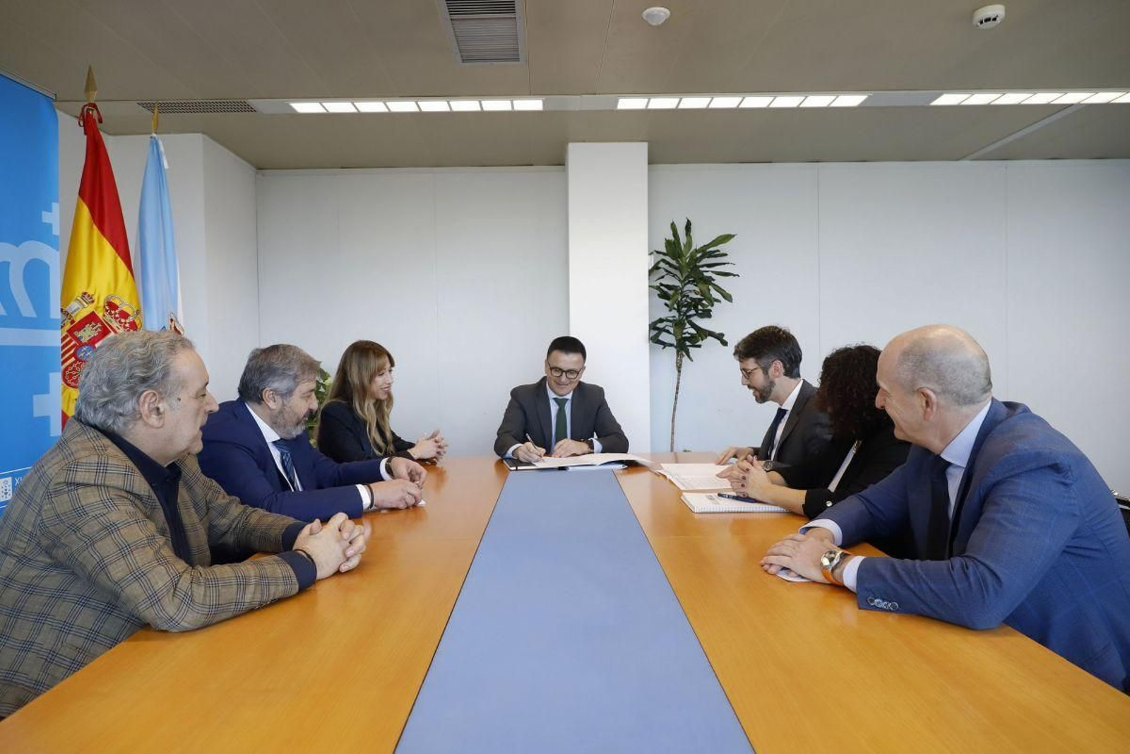 El conselleiro de Emprego en la reunión con responsables de Anfaco, preocupados por la falta de personal.