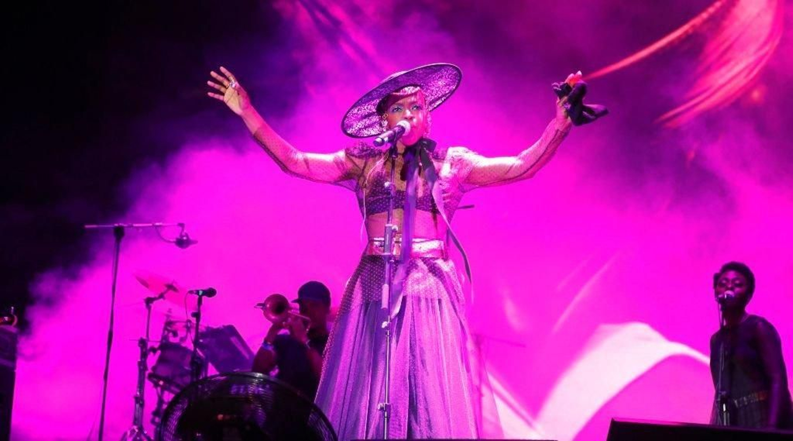 La cantante norteamericana, durante su actuación anoche en Castrelos, donde estuvo acompañada de una banda de más de 30 músicos // J.V. Landín