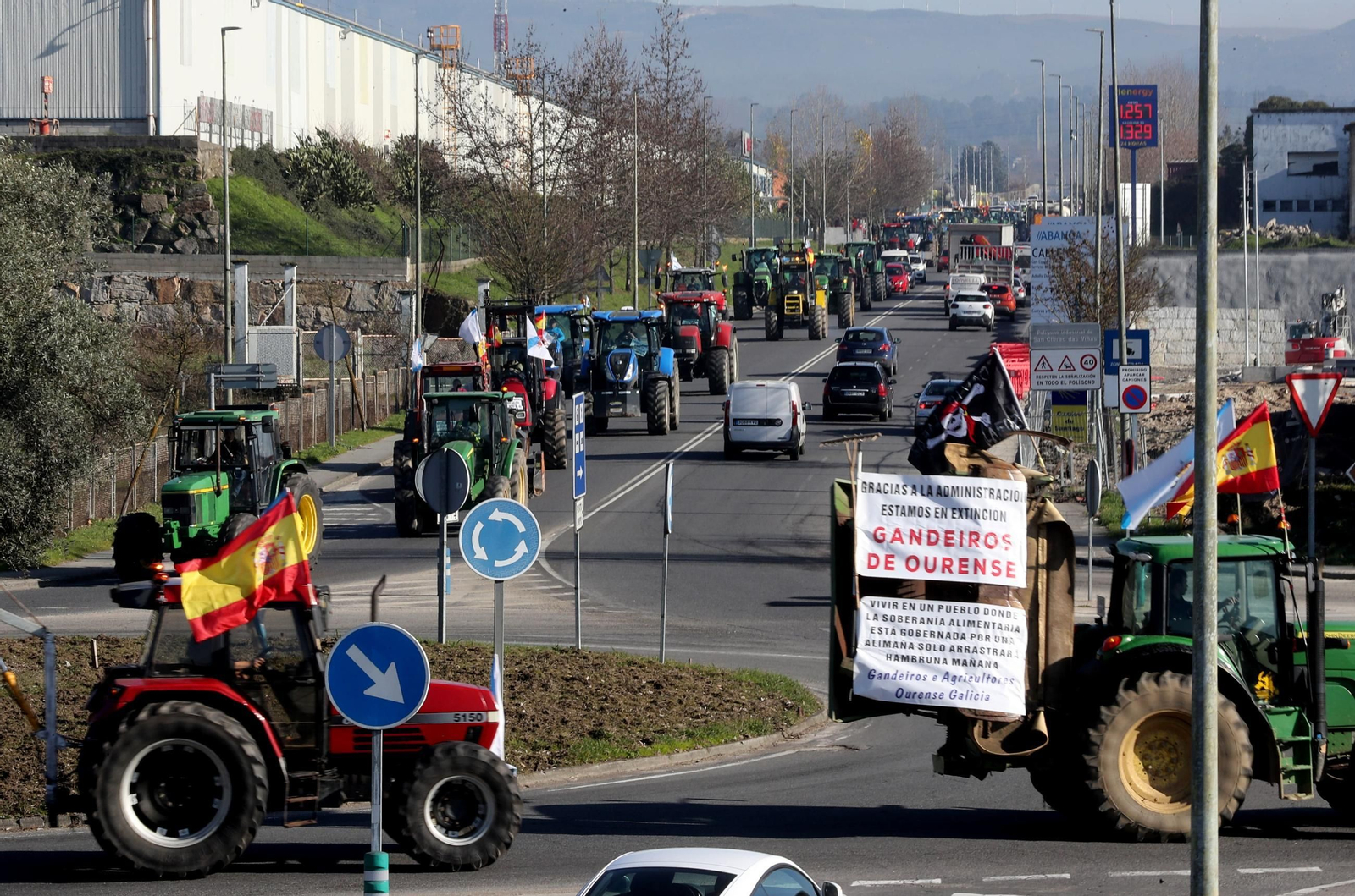 Galería | Los tractores toman Ourense y San Cibrao: "Se non estamos nós, vanse queimar ata as persianas dos edificios"