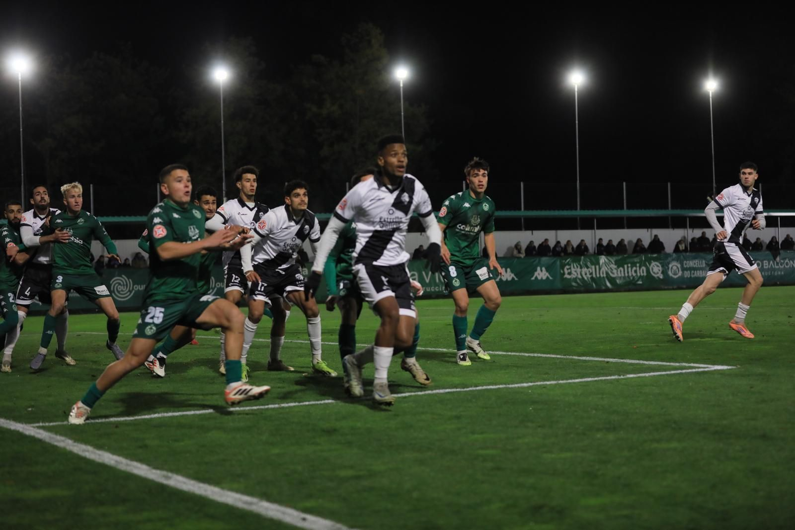 Galería | El frío domina el derbi ourensano entre Arenteiro y Ourense CF en Espiñedo
