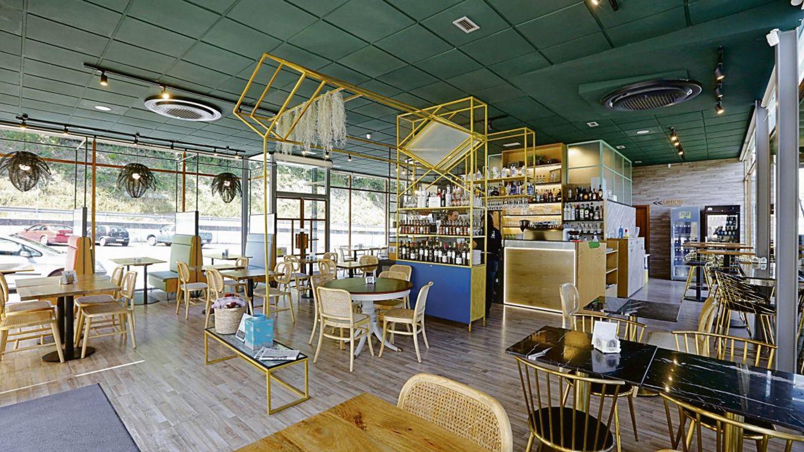 Interior de La Galleguita, el bar restaurante en la OU-536.