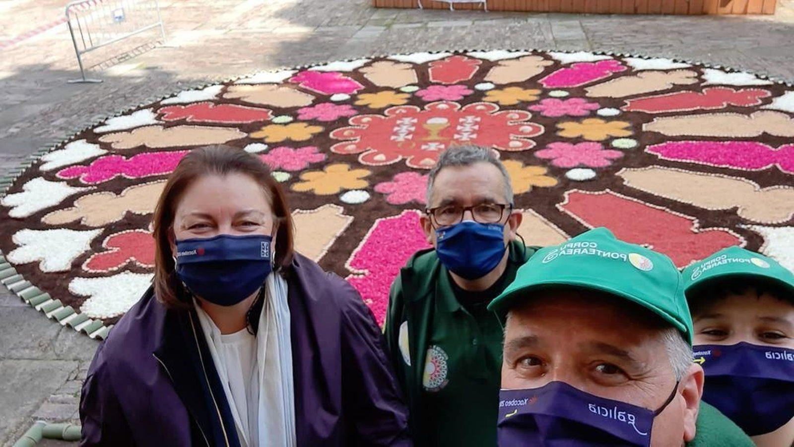 Alfombra de Mondoñedo como fondo del 'selfie' de los alfombrista ponteareanos.