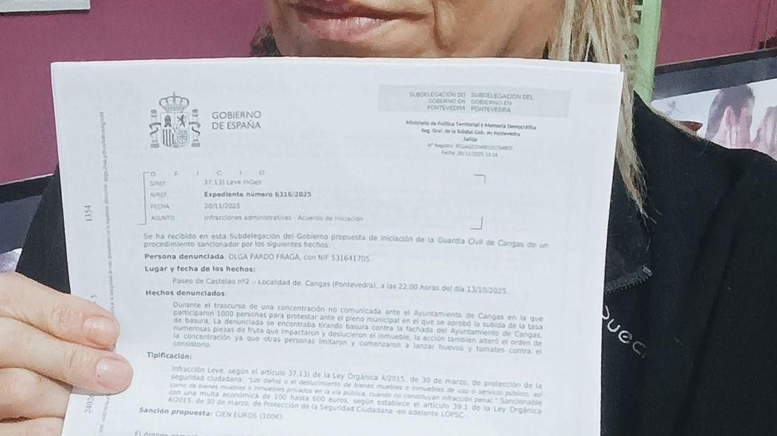 Una denunciada muestra la sanción recibida.