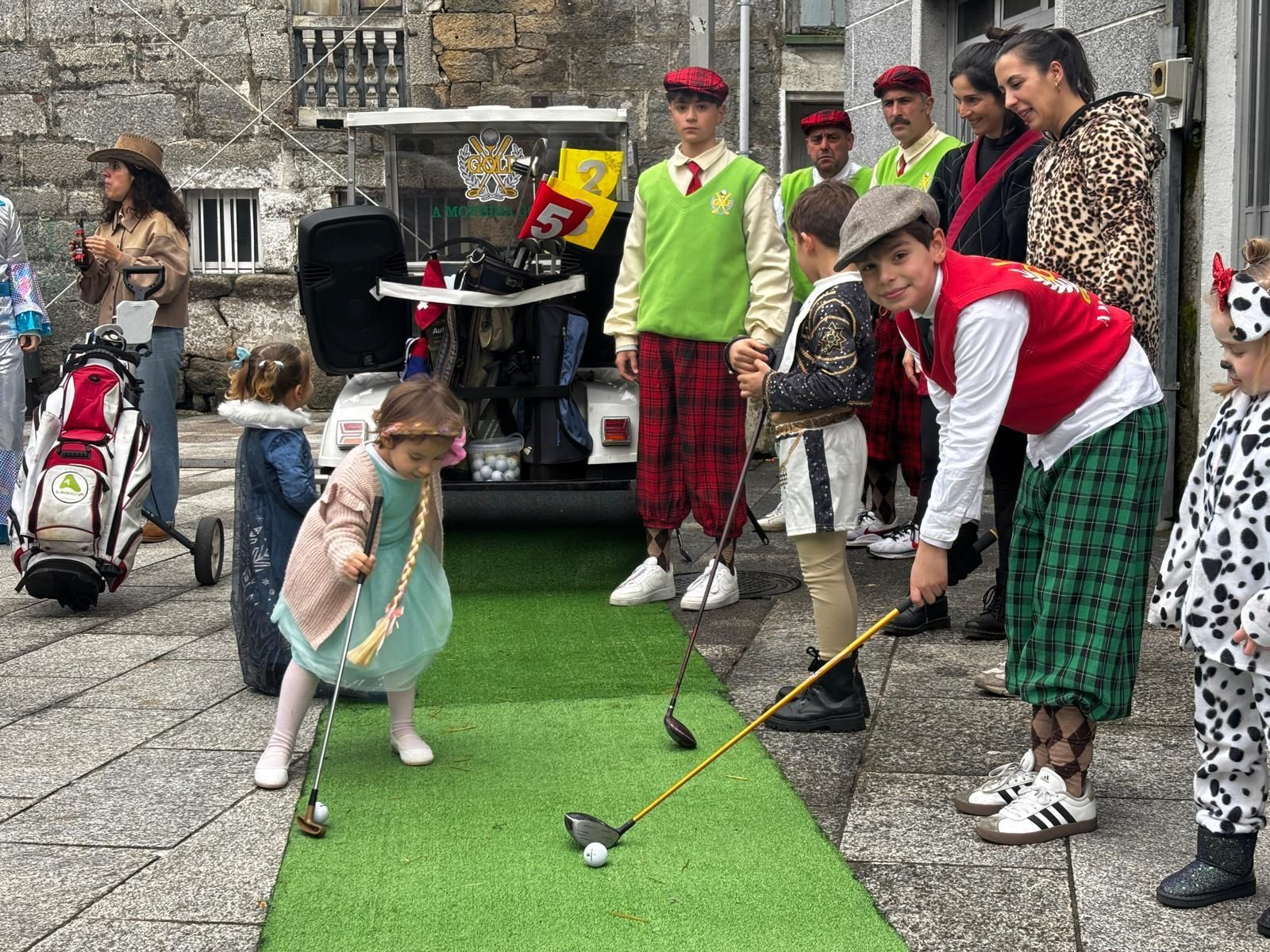 Galería | El sol vuelve para acompañar el Martes de Entroido en Xinzo