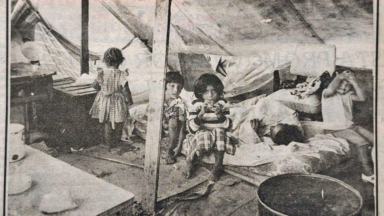 Cuatro de los niños en el interior de la infravivienda.