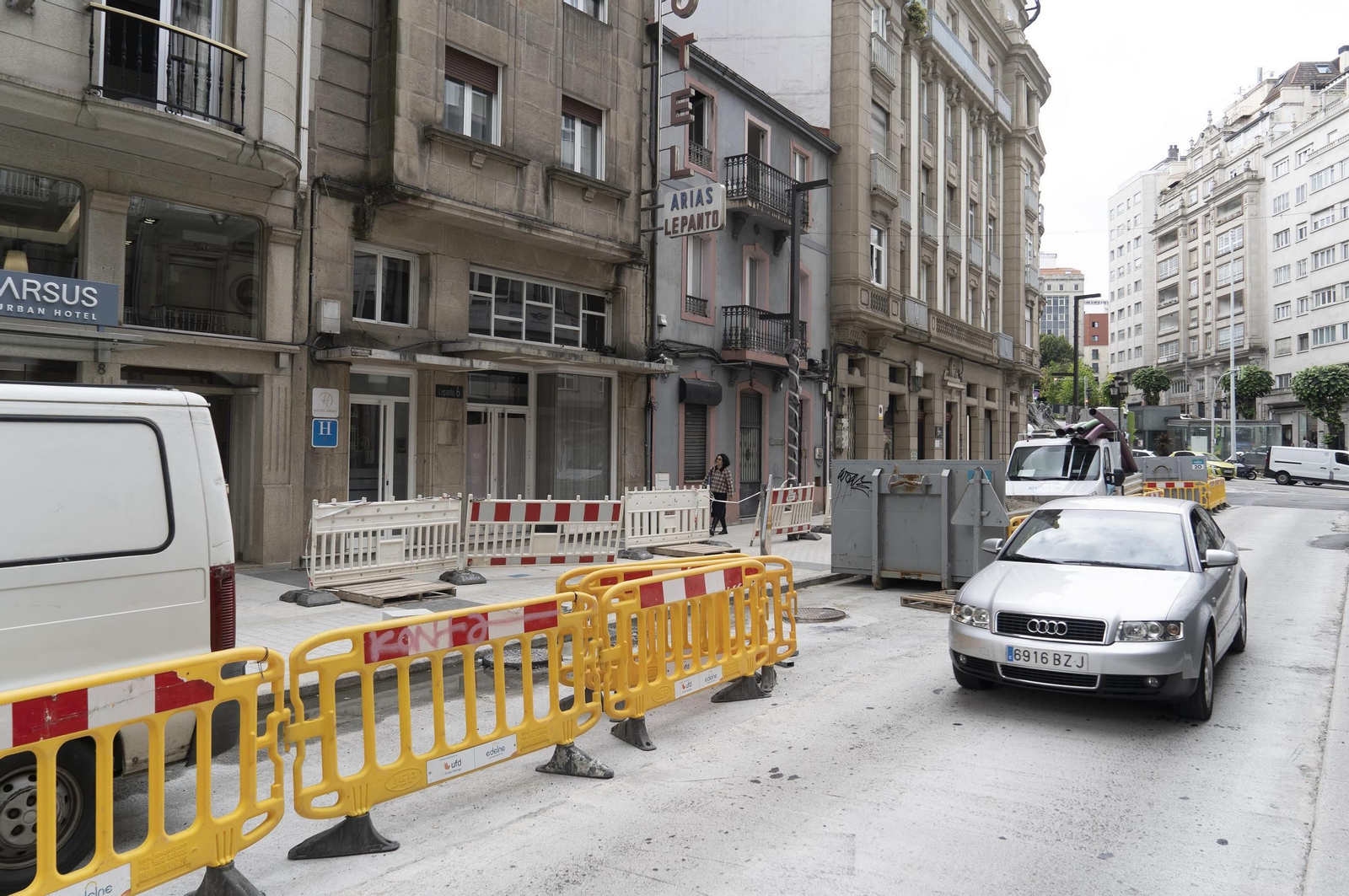 Obras paradas en la calle Lepanto, llena de obstáculos y vallas.
