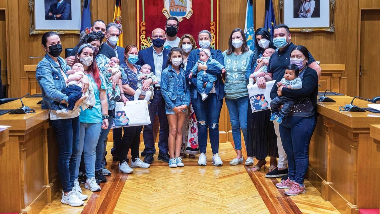 Imagen del acto simbólico en el Pazo provincial en la entrega de las ayudas del programa ChegOU de la Diputación.