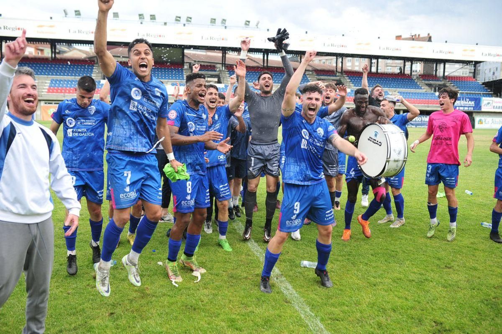 Los jugadores ourensanos celebrando la permanencia en 2 RFEF.