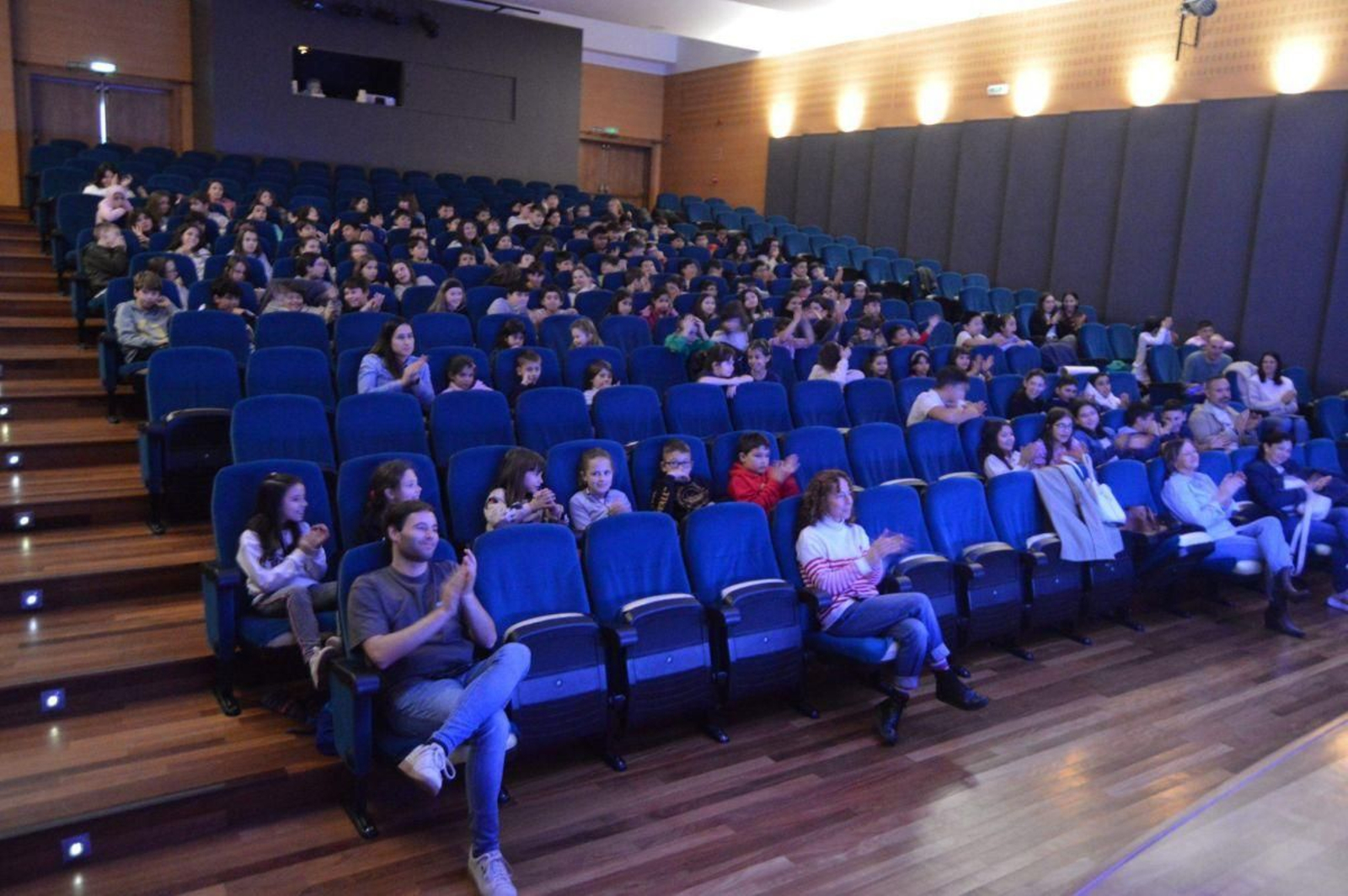 Imagen de los asistentes a una actividad en el auditorio.