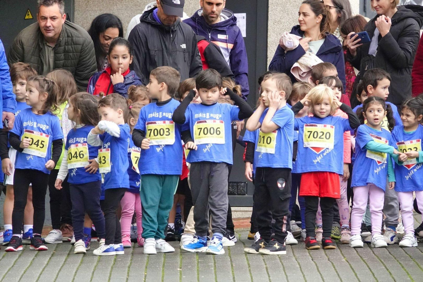 Susto en la salida de alevines en la Vigo+11 en Coia por el disparo de inicio.