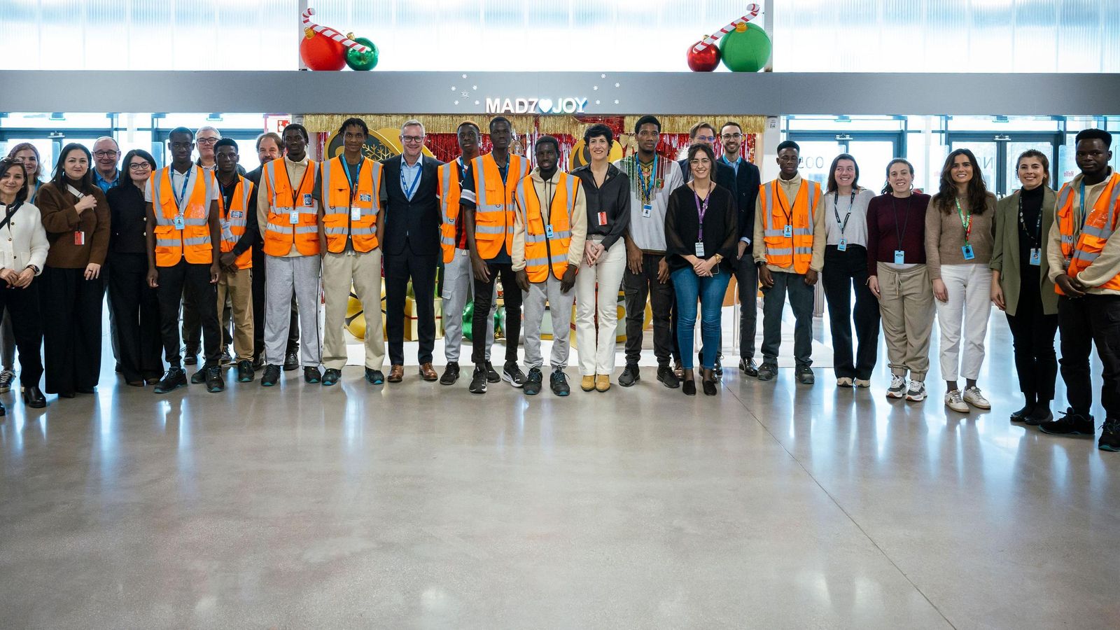 Los trabajadores con la ministra Elma Saiz