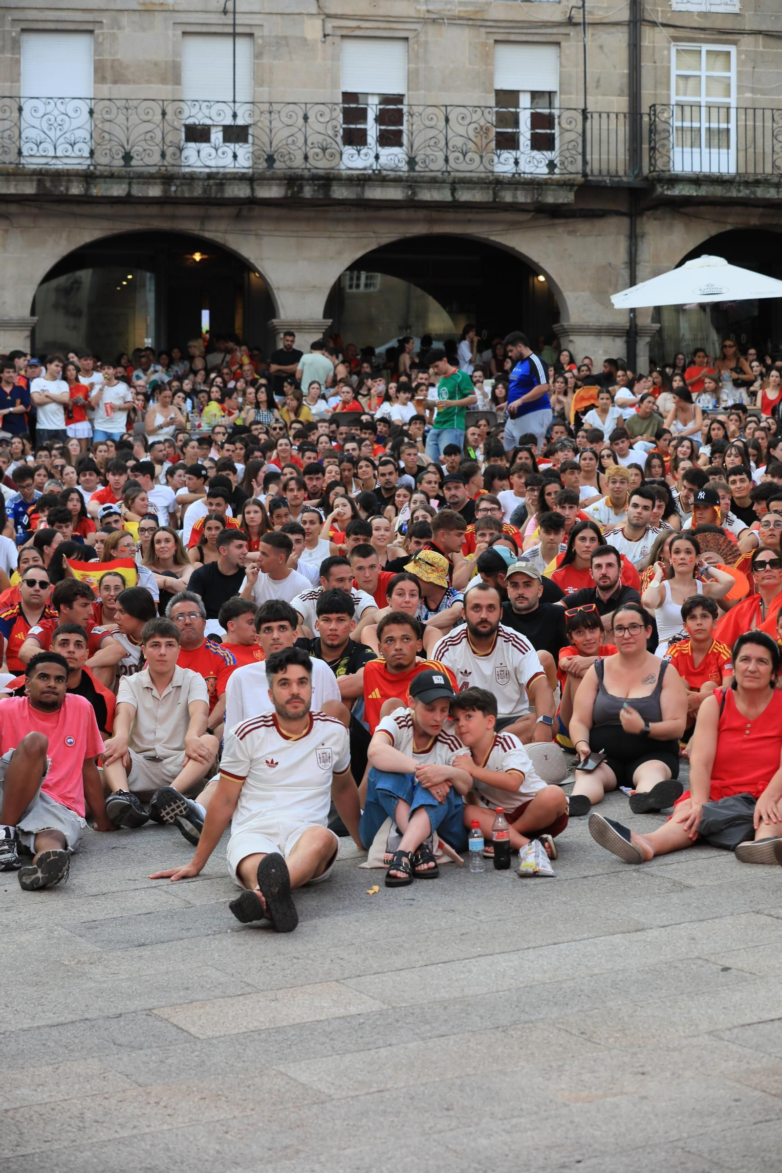 Galería | Ambiente y expectación en las terrazas de Ourense para disfrutar del partido de la selección española ante Portugal , en fotos