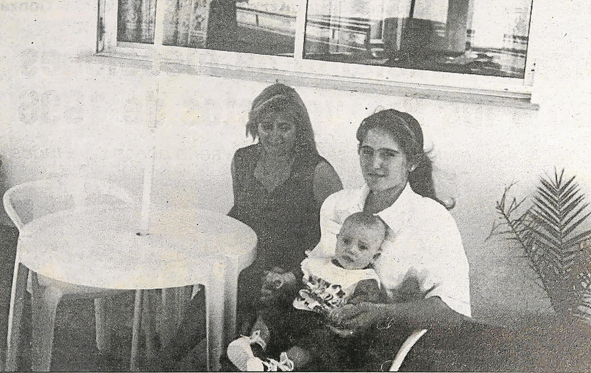 La joven abuela posando con su nieta.