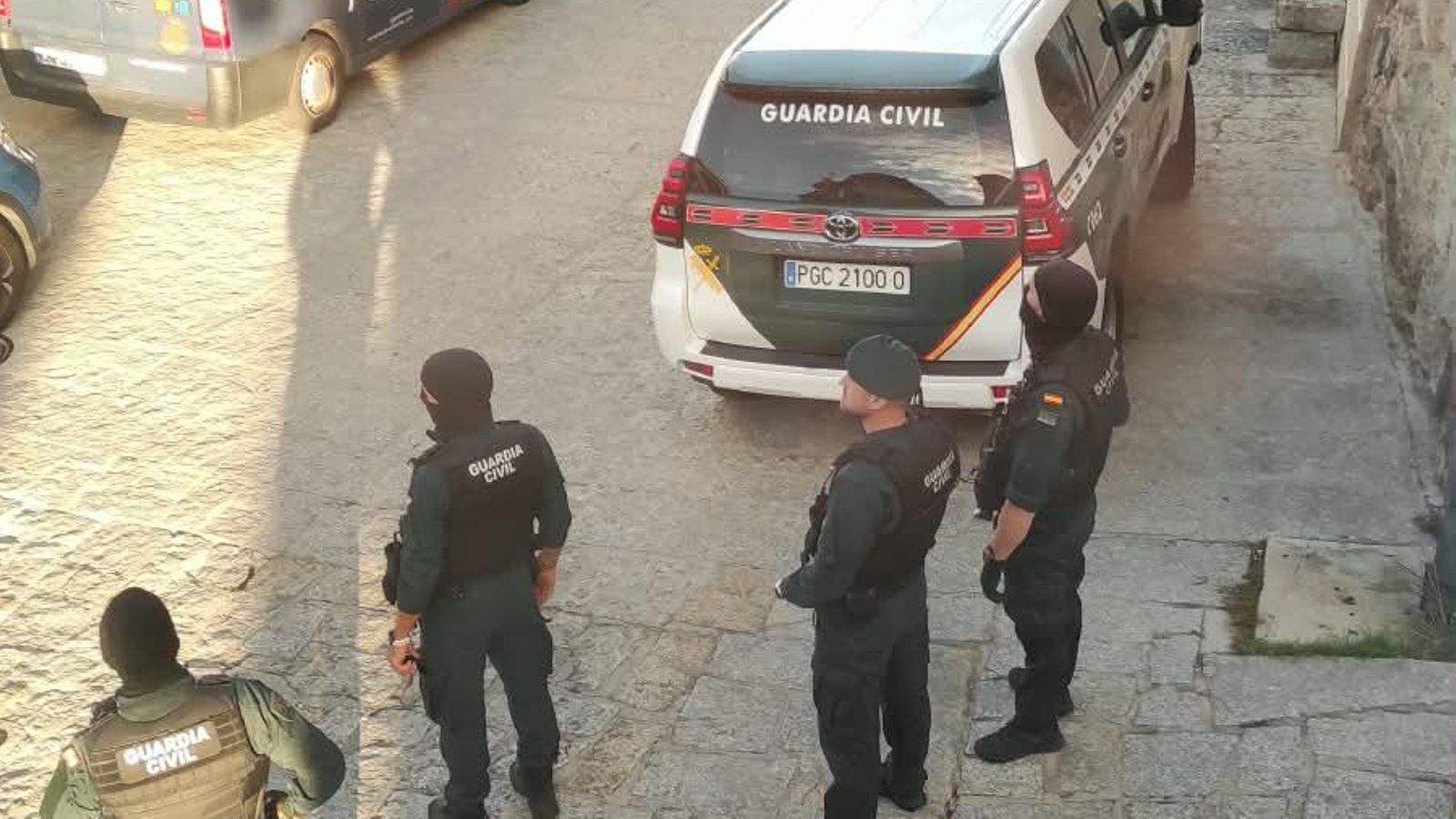 Agentes de las fuerzas de seguridad durante la inspección y registro del inmueble intervenido en Seixalbo