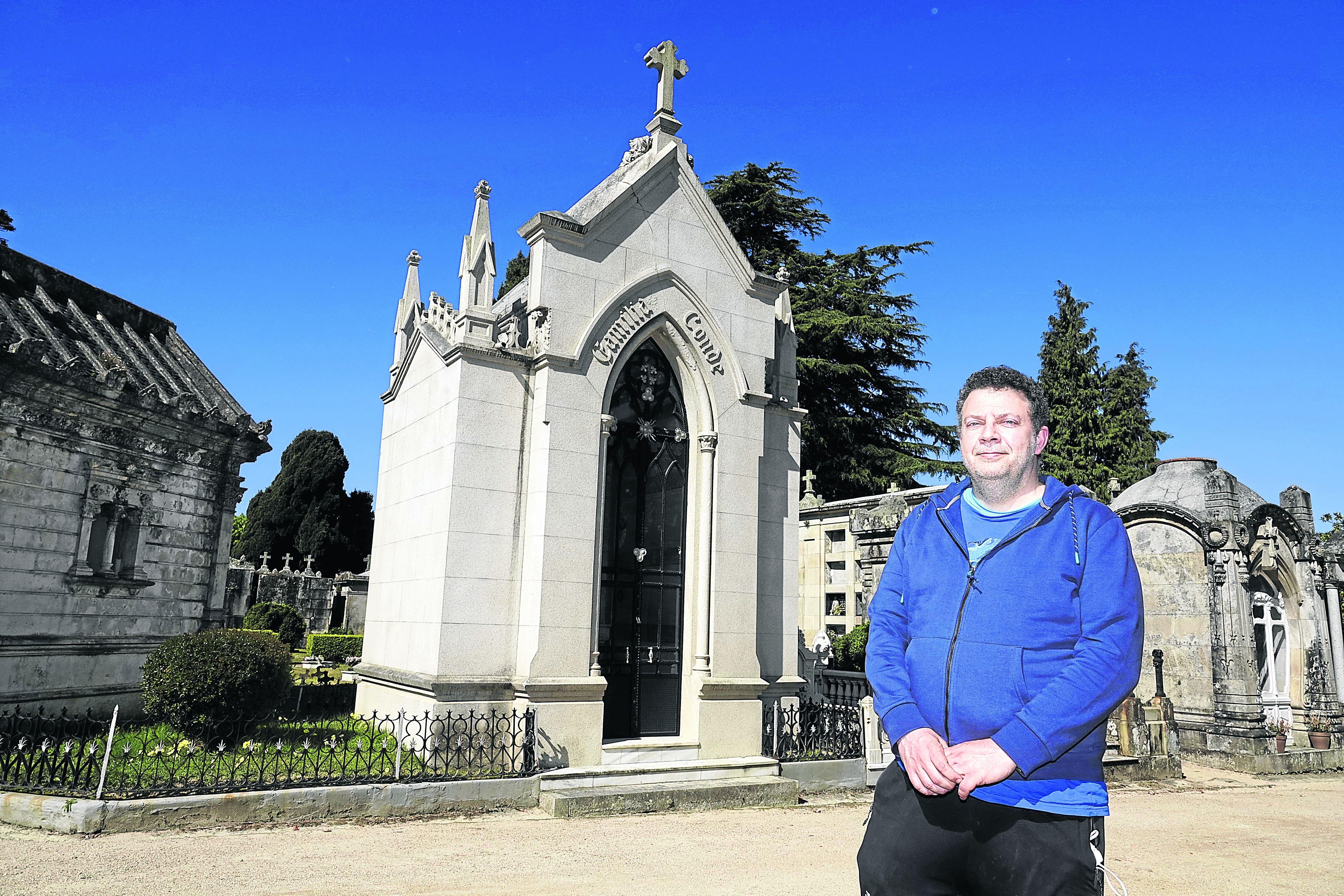Ignacio Pérez Amoedo, ante el mausoleo familiar en el cementerio de Pereiró.