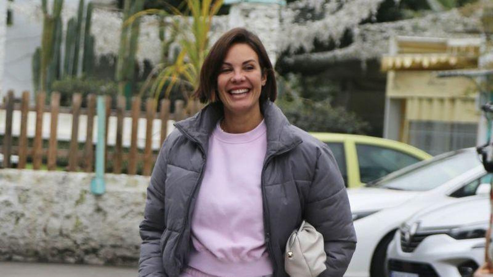 Jessica Bueno sale de una cafetería en Sevilla.