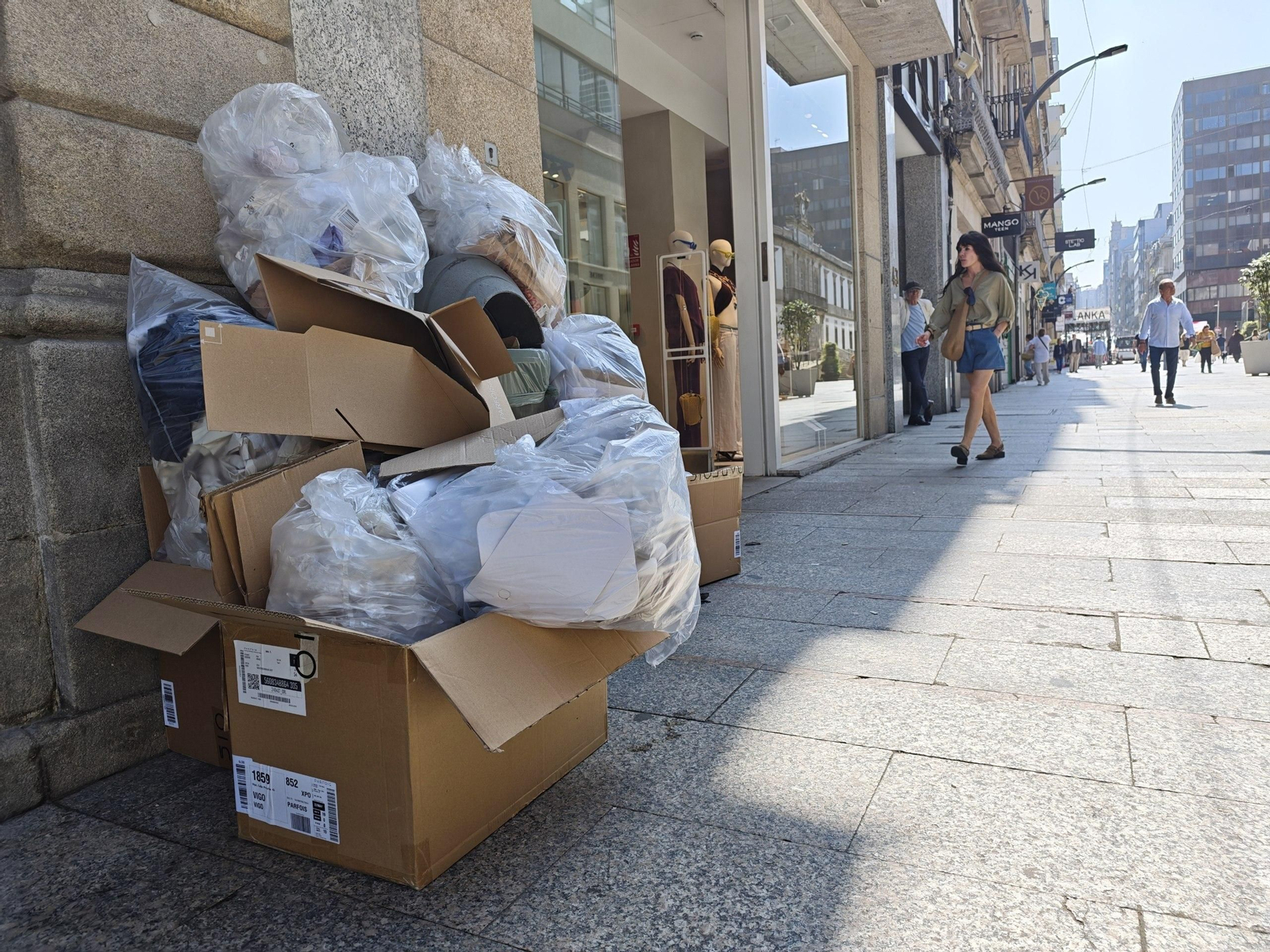 Galería | Vigo, bajo la presión de la basura tras tres días de huelga