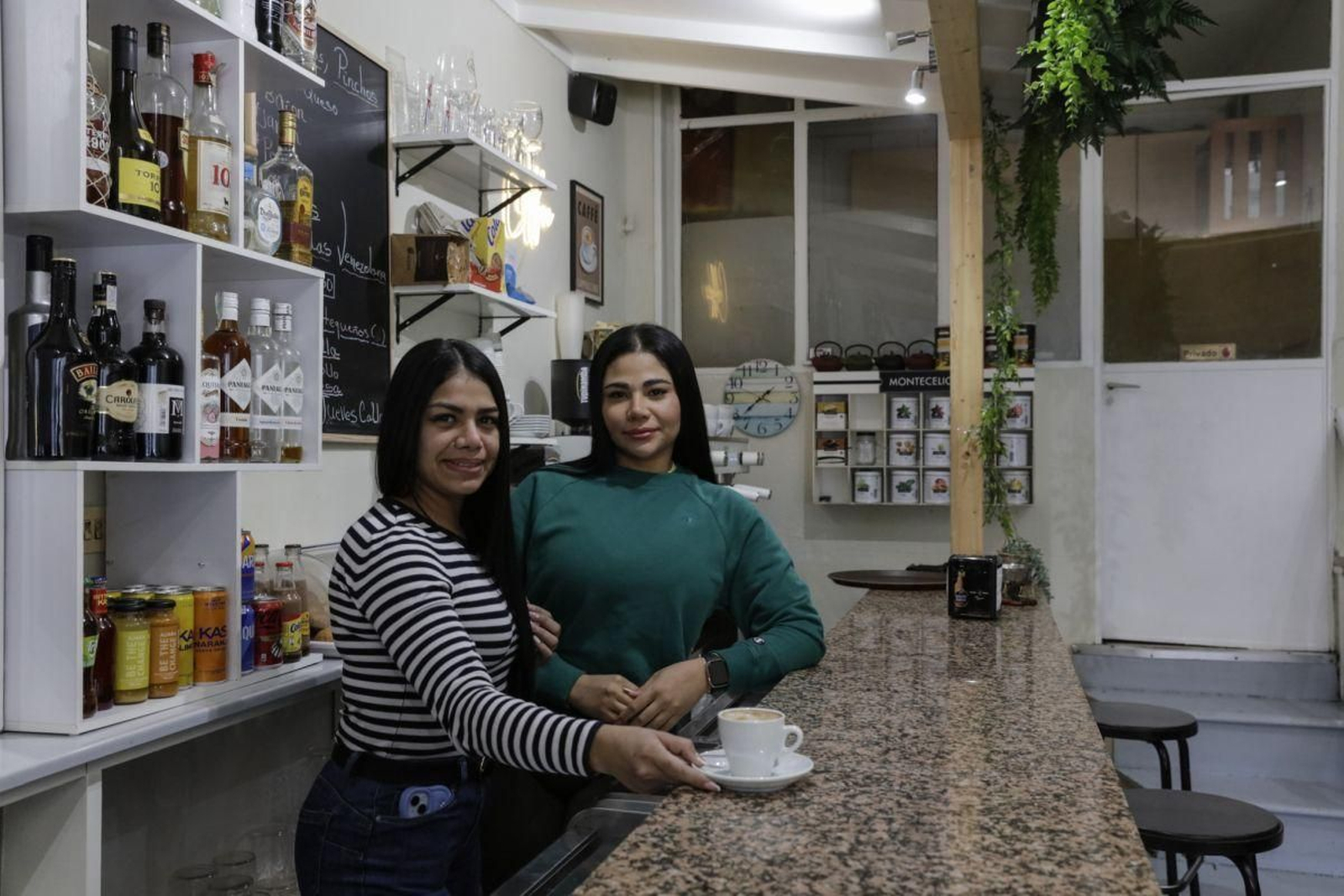 Leydimar Carolina y Jenifer en el Café Bar Troula.
