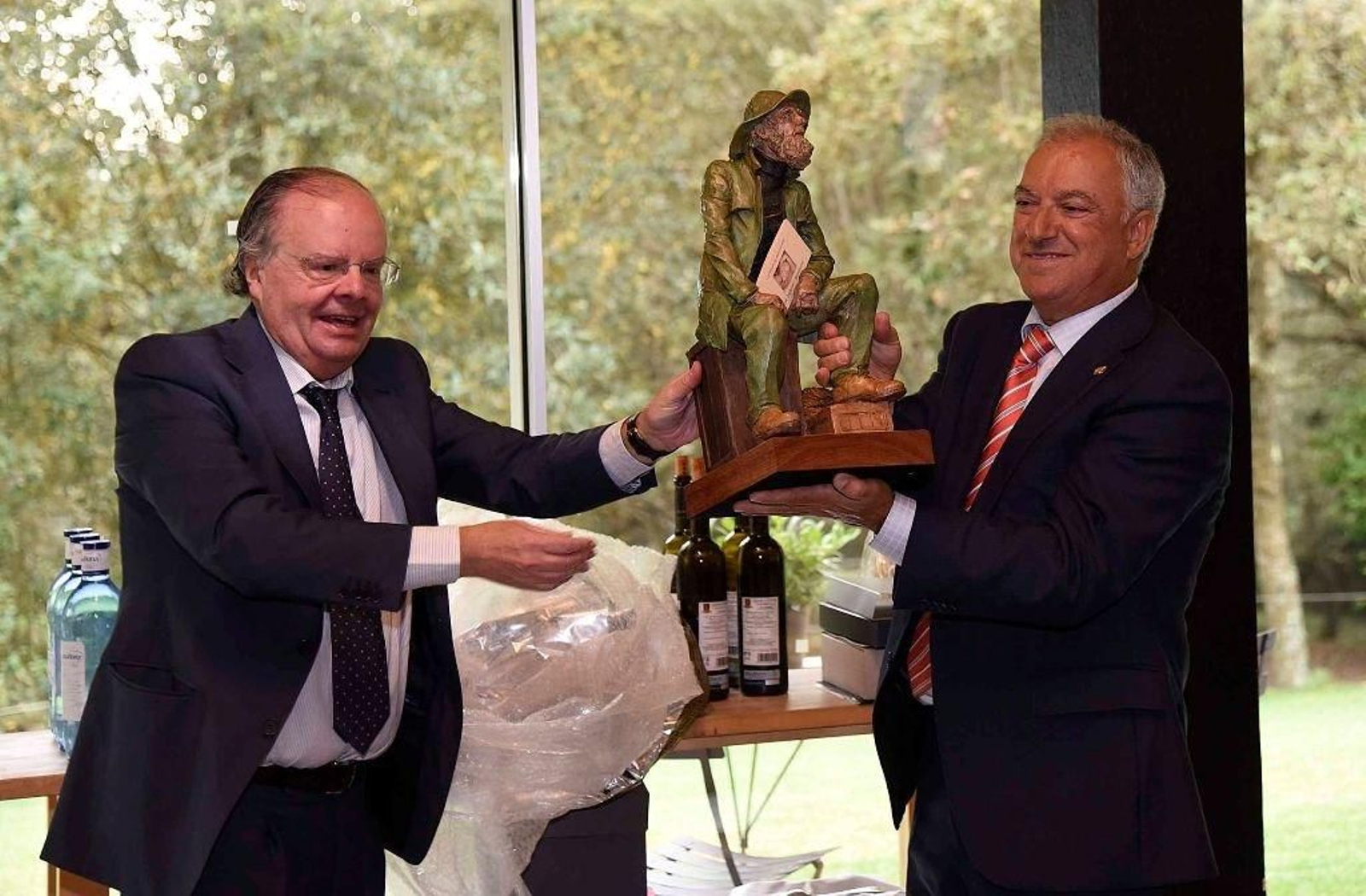José Ramón Fuertes, a la derecha, recibe una escultura como recuerdo de manos de su sucesor en el cargo, José Antonio Suárez-Llanos.