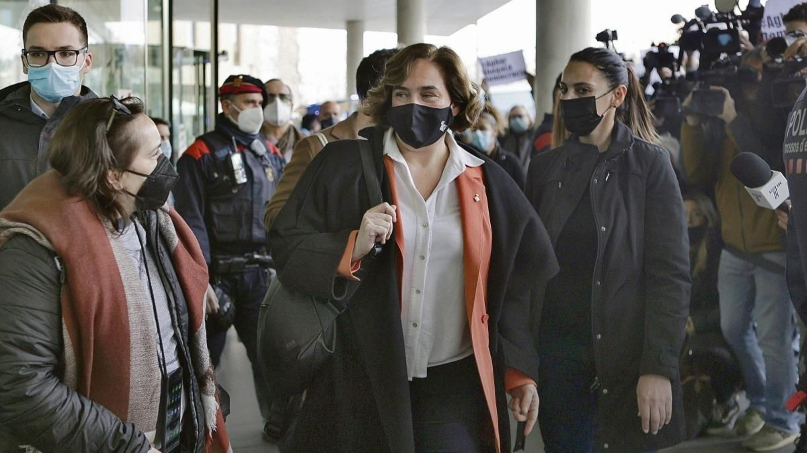 Colau, saiendo de la sede de los juzgados de Barcelona.