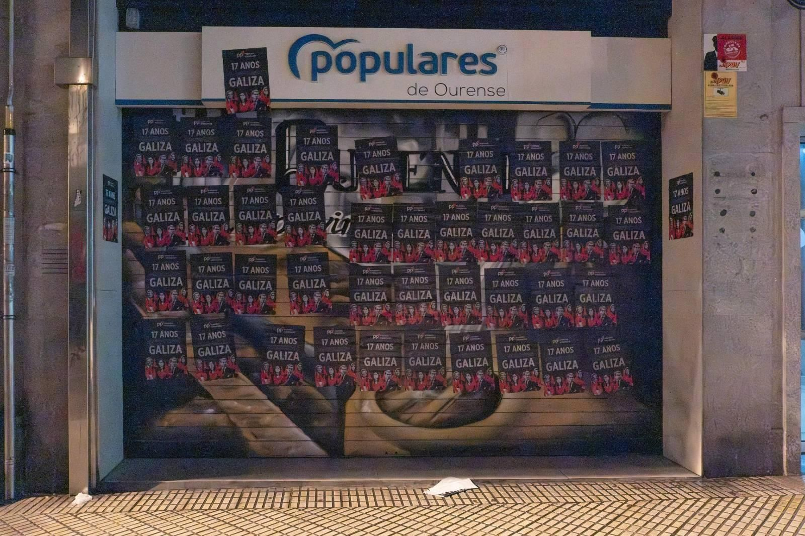 La sede del PP cubierta de carteles.