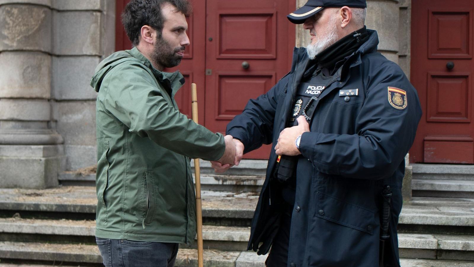 Momento de apretón de manos entre un agente de la Policía Nacional y el portavoz de los agricultores y ganaderos.
