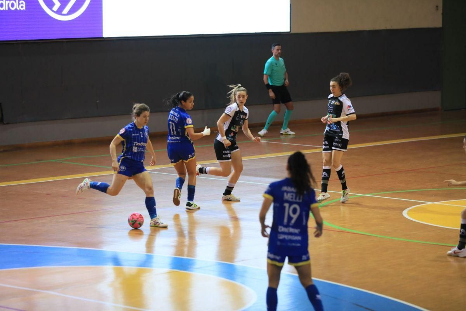 Ana Rivera, del Ourense Ontime, intenta dar un pase en el partido contra el Móstoles en Os Remedios.