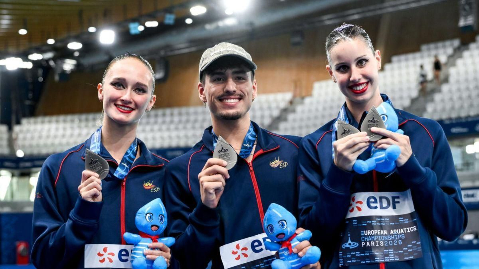 Lilou Lluís, Dennis González e Iris Tió, con las medallas continentales en París.