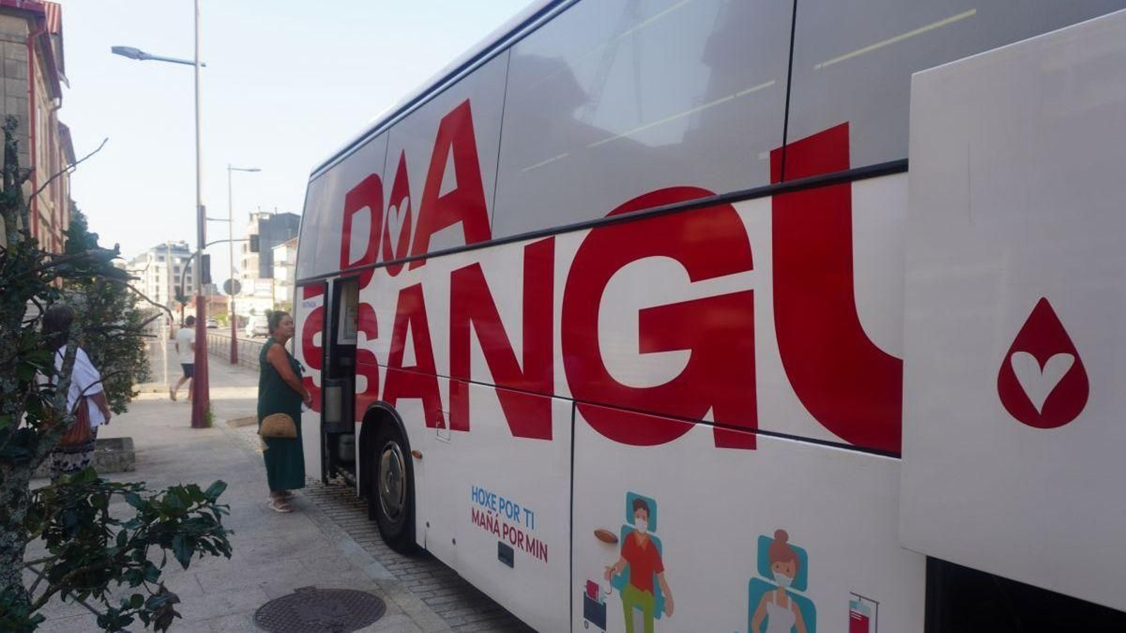 Unidad Móvil de Donantes de Sangre estacionada este lunes,  en la Rúa Domingo Buen do Porriño.