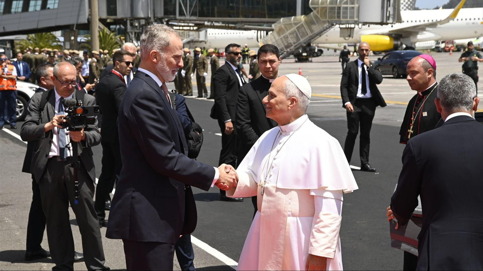 El rey Felipe VI y el papa León XIV conversan durante la celebración de la ceremonia oficial de despedida, en Tenerife.