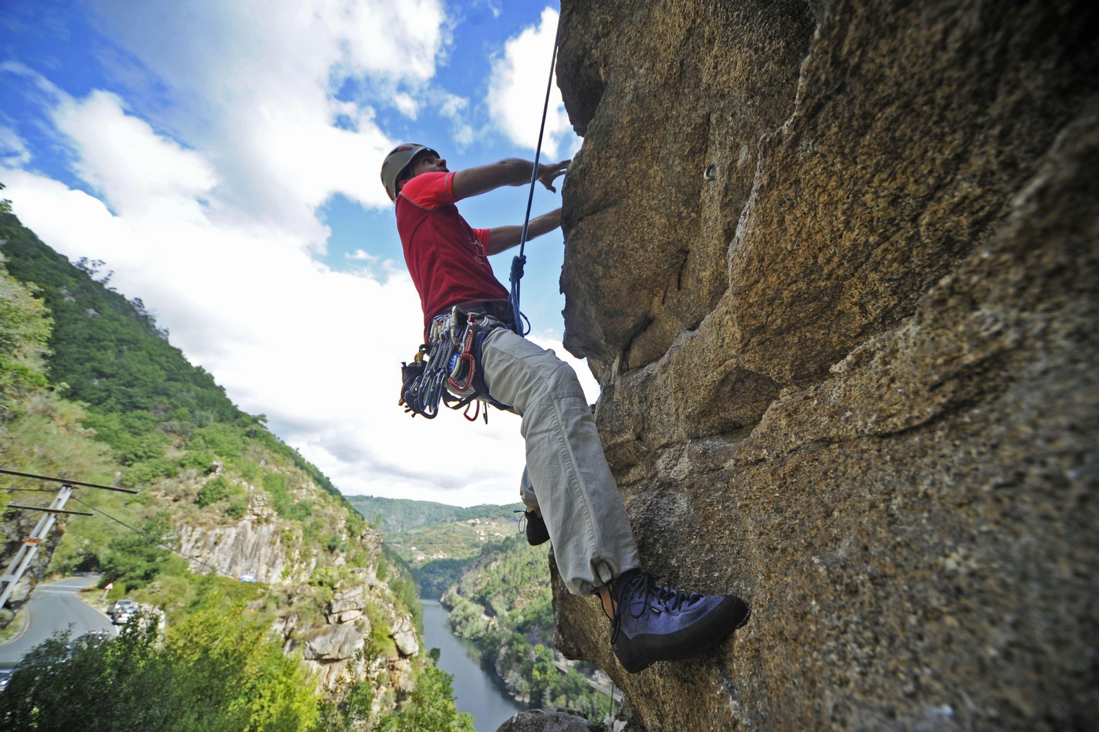 Uno de los participantes en la actividad, durante una de sus ascensiones.