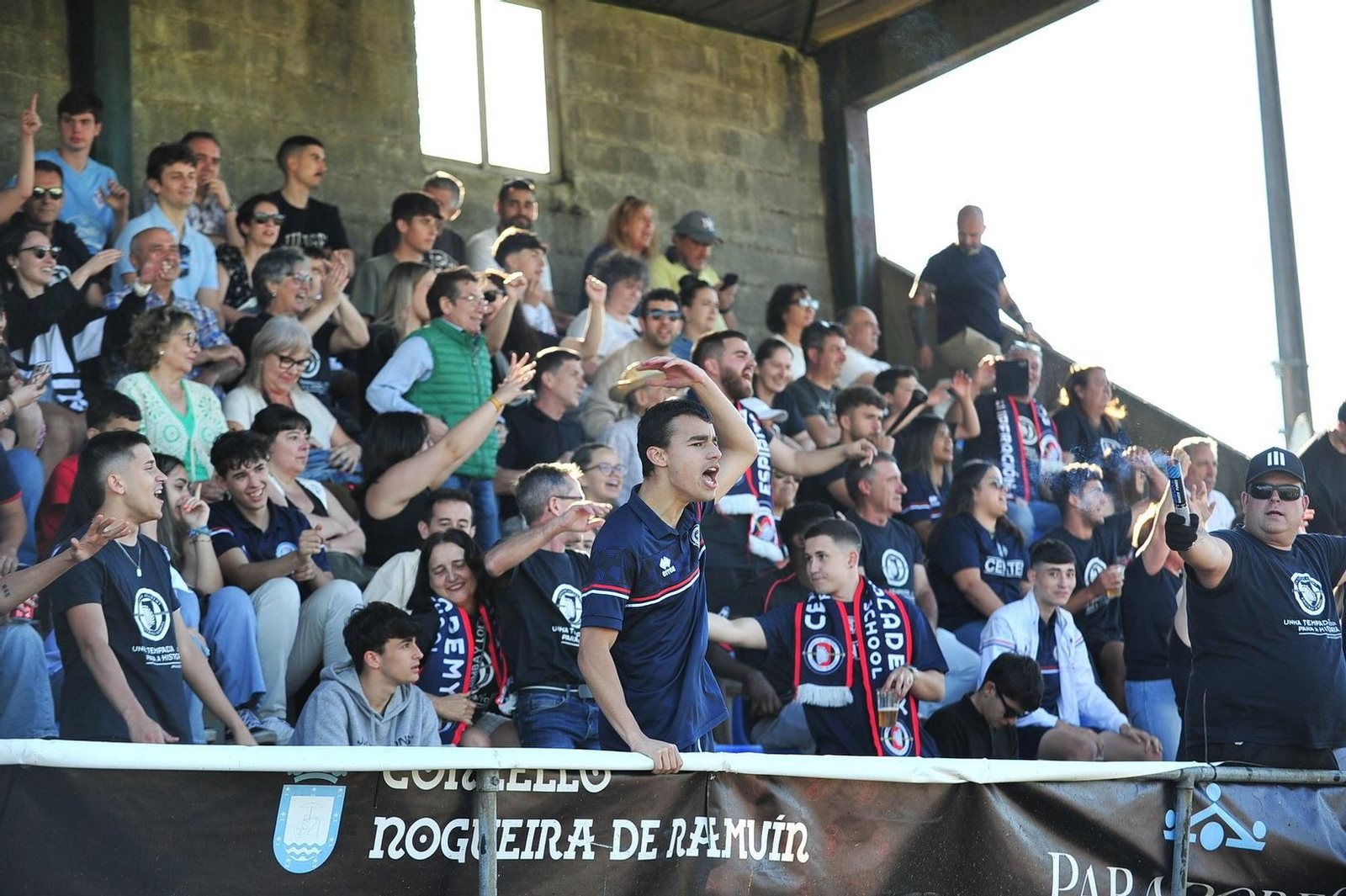 La afición durante el Nogueira-Cented, partido de ascenso. (Foto: José Paz)