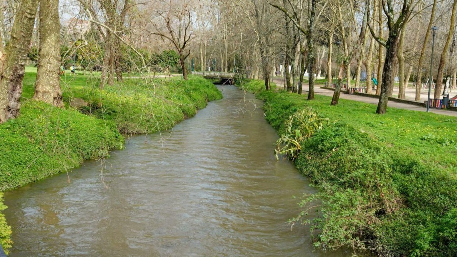 El río Lagares, a su paso por Castrelos.