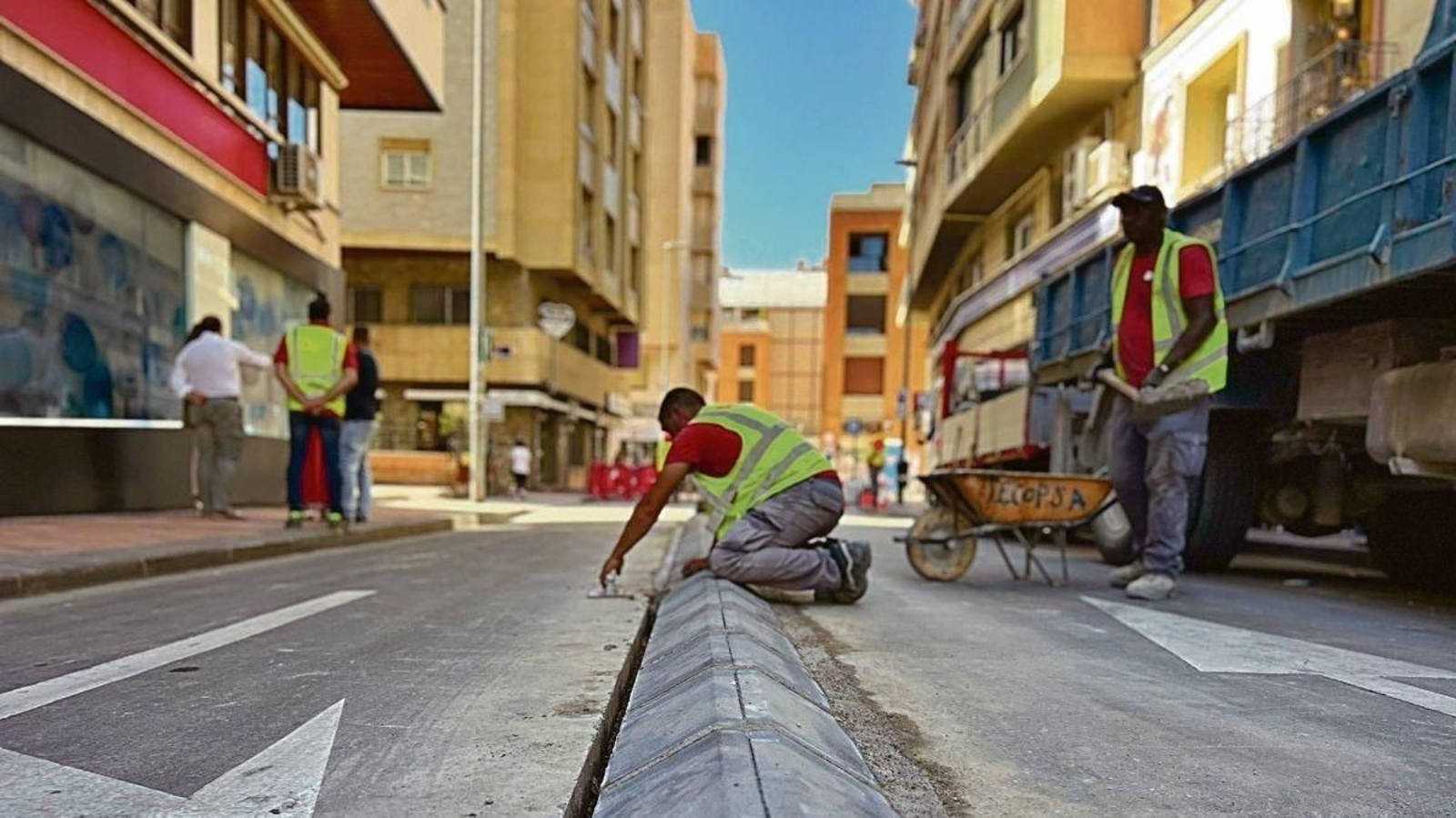 Trabajadores de la construcción en una calle de Murcia.