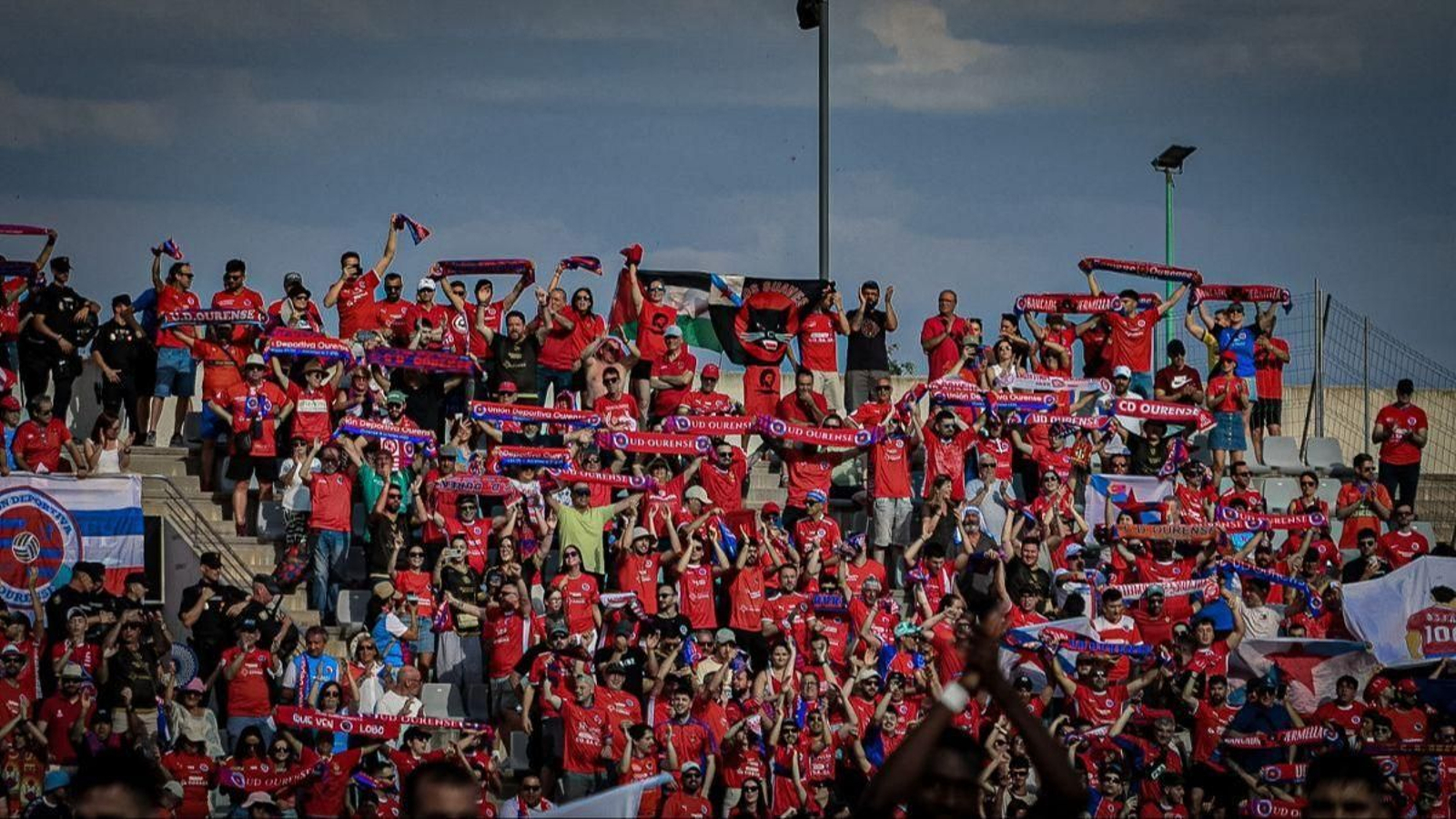 La afición de la UD Ourense anima a los suyos en la visita al Conquense en La Fuensanta.